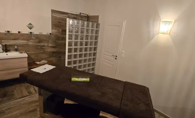 Un ravalement de façade à Le Puy des Songes , Saint-Romain-le-Puy, Le Puy des Songes